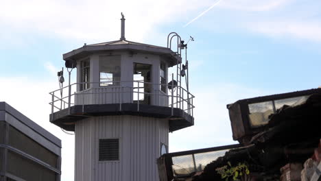 Torre-De-Vigilancia-De-La-Prisión-Vista-Desde-La-Distancia