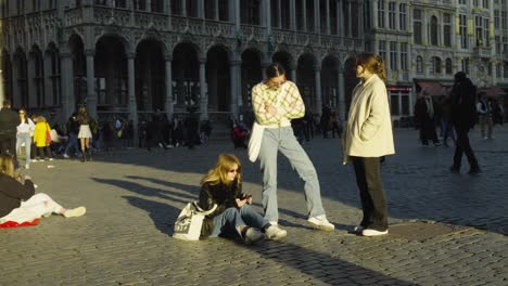 Hipster-Studentinnen,-Die-Während-Des-Sonnenuntergangs-Am-Grand-Place-In-Brüssel-Rauchen