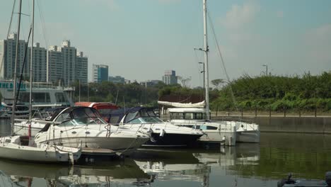 Boats-Docked-At-The-Seoul-Marina-Yacht-Club-On-Han-River-In-Yeouido-dong,-Seoul,-South-Korea