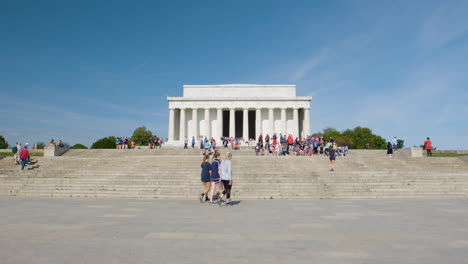 Zeitlupe-Von-Touristen-Am-Lincoln-Memorial
