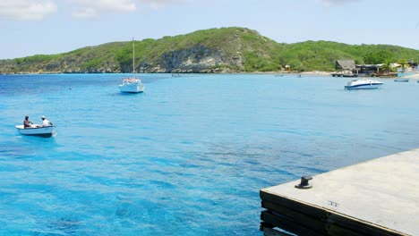 Kleines-Lokales-Fischerboot,-Das-An-Einem-Steg-In-Der-Wunderschönen-Blauen-Bucht-Von-Boka-Sami-Auf-Der-Karibischen-Insel-Curacao-Andockt