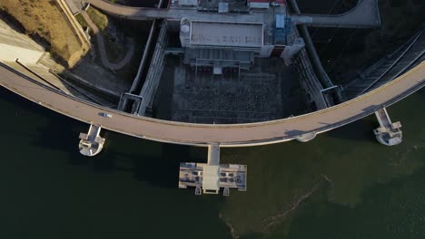 Statische-Luftaufnahme-Von-Oben-Nach-Unten-über-Den-Alqueda-Staudamm-In-Portugal