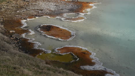 Agua-Geotérmica-Mineral-Caliente-Y-Vapor-En-La-Piscina-Natural-Del-Parque-Nacional-De-Yellowstone,-Wyoming,-Ee.uu.,-Primer-Plano,-Fotograma-Completo