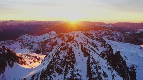 Schwenk-über-Den-Lila-Und-Orangefarbenen-Sonnenaufgang-Der-Gipfel-Der-Cima-D&#39;Asta
