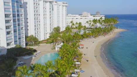 Luftaufnahme-Von-Playa-Hemingway-Und-Marbella-Mit-Luxuswohnungen-Und-Meerblick
