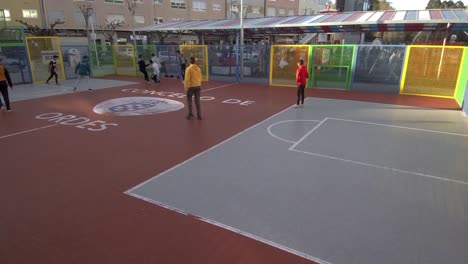 Gruppe-Von-Jungen,-Die-Käfigfußball-Im-Stadtpark-In-Ordes-In-Spanien-Spielen