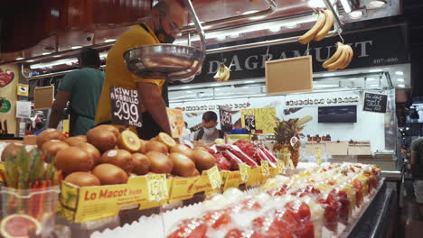 Barcelona---Mercado-de-La-Boqueria,-fruit-stall