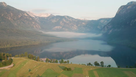 Pintoresco-Lago-Bohinj-Al-Amanecer-Con-Vistas-A-La-Montaña-En-Eslovenia