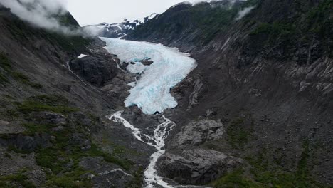 Bear-Glacier-Serpenteando-A-Través-De-Las-Montañas-Hacia-El-Lago-Strohn-En-Bear-Glacier-Provincial-Park,-British-Columbia,-Canadá