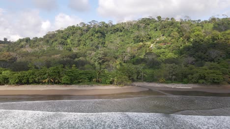 Luftaufnahme-Eines-Fast-Menschenleeren-Strandes-An-Der-Westküste-Costa-Ricas-An-Einem-Sonnigen-Nachmittag