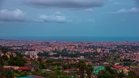 Zeitrafferaufnahme-Dunkler-Wolken,-Die-über-Die-Stadt-Palermo-Fliegen,-Mit-Meerblick-Im-Hintergrund---Italien,-Sizilien