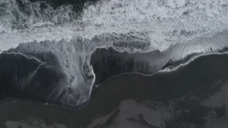 Raue-Wellen,-Die-über-Die-Sandige-Küste-In-Südchile-Spülen
