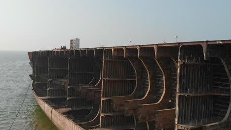 Innenansicht-Des-Zerlegten-Schiffsrumpfes-Auf-Der-Werft-Gadani-Breakers-In-Pakistan