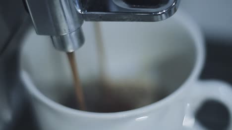 Heiße-Tasse-Kaffee-Aus-Kaffeebohnen-In-Einem-Café-Stock-Video