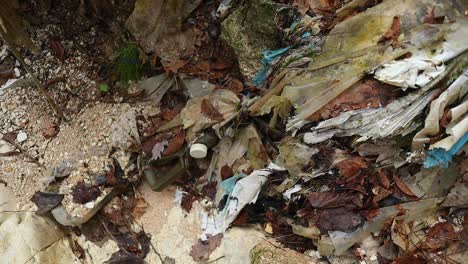 Los-Viejos-Desechos-Plásticos-Contaminan-La-Naturaleza-En-El-Bosque,-Toma-De-Cerca-En-Cámara-Lenta
