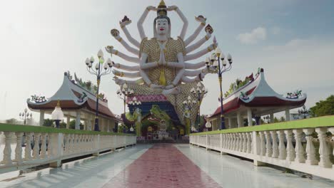 Zoomaufnahme-Des-Wat-Plai-Laem-Tempels-In-Koh-Samui-Mit-Der-Mehrarmigen-Statue