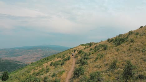 Los-Excursionistas-Continúan-Caminando-Para-Escalar-La-Cima-De-La-Montaña-En-Park-City-Utah