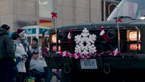 Geschmückter-Militärlastwagen-In-Der-Weihnachtsparade,-Kanada