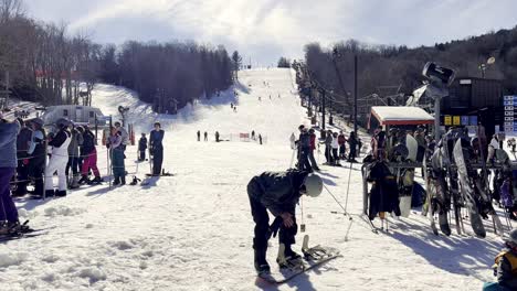 Skifahrer-Auf-Pisten-Am-Appalachian-Ski-Mountain-In-Der-Nähe-Von-Blowing-Rock-And-Boone-NC,-North-Caolina