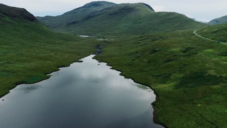 Fluss-In-Einem-Tal-Auf-Der-Isle-Of-Mull,-Schottland