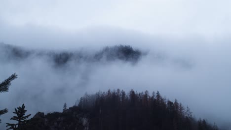 Niebla-Otoñal-A-La-Deriva-Lenta-Sobre-Las-Montañas-En-Triglav-Eslovenia