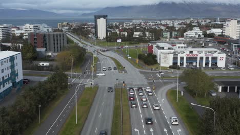 Cruce-De-Carreteras-De-Islandia-En-Reykjavik,-Por-Encima-De-Las-Calles-En-La-Ciudad-Urbana,-Antena