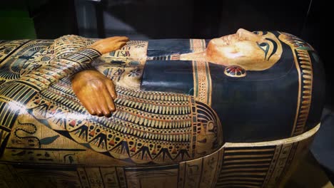 Verdadero-Sacrófago-Egipcio-De-Un-Faraón,-Video-De-Exhibición-Del-Museo