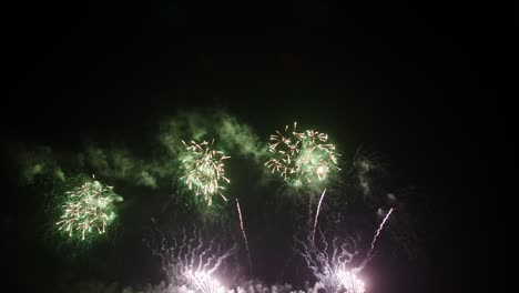 Große-Echte-Feuerwerksfeier-Und-Farbenfrohe-Silvester
