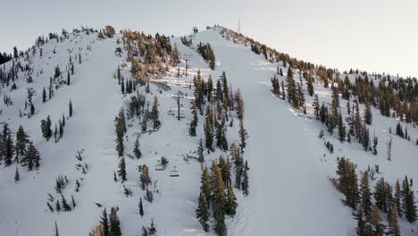 Luftbild-über-Einen-Sessellift-Im-Skigebiet-In-Kalifornien,-Lake-Tahoe