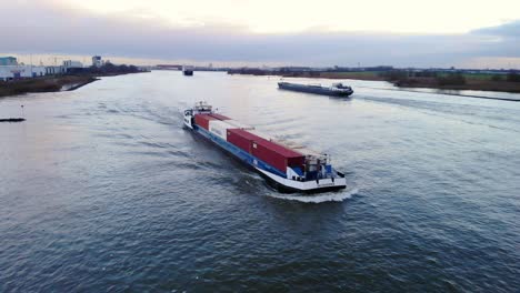Delta-Hopper-Binnenfrachter-Mit-Frachtcontainern-Entlang-Der-Oude-Maas