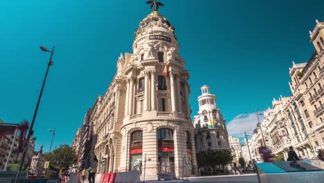 Zeitraffer-Der-Gran-Via-Street,-Der-Haupteinkaufsstraße-In-Madrid-Mit-Dem-Berühmten-Historischen-Gebäude-Der-Metropole