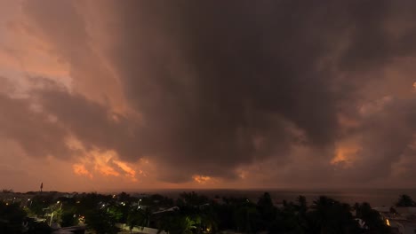 Ein-Neuer-Tag-Eine-Neue-Morgendämmerungssonne-Geht-über-Den-Orangefarbenen-Wolken-Auf-In-Diesem-Zeitraffer-Von-Nacht-Zu-Tag,-Während-Sie-Das-Karibische-Meer-Sehen