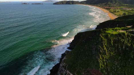 Ocean-waves-rolling-into-beautiful-natural-coastline,-Geriba-beach,-Buzios,-Brazil