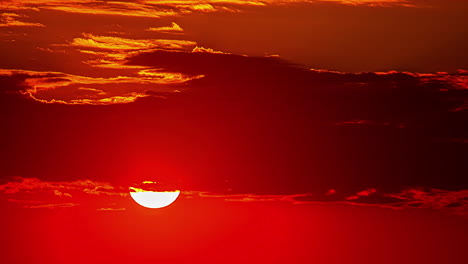 Close-up-view-of-sunrise-in-orange-sky-in-timelapse
