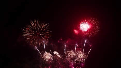 Gran-Celebración-De-Fuegos-Artificiales-Reales-Y-Colorida-Víspera-De-Año-Nuevo