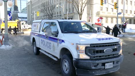 Freedom-Convoy-2022-Blockade-Von-Polizeiautos-In-Ottawa-Auf-Den-Straßen