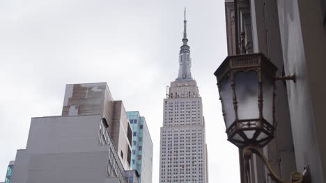 Rack-Fokusaufnahme-Von-Der-Antiken-Gebäudelampe-Zum-Empire-State-Building-In-New-York-City-Tagsüber