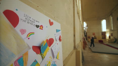 Krieg-In-Der-Ukraine-Zeichnung-Von-Kindern-An-Einer-Wand-Einer-Ukrainischen-Katholischen-Kirche-In-Frankreich