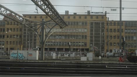 Rangierbahnhof-Mit-Personenzügen-Und-Güterwagen-Zeitraffer-4k-30p