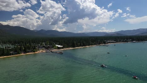 Vista-Panorámica-Del-Lago-Tahoe-Con-Barcos-Turísticos-En-Un-Día-Soleado-De-Verano---Toma-Aérea-De-Drones