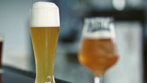 Barkeeper-Serviert-Ein-Glas-Bier-Im-Party-Nachtclub-Pub