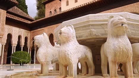 Alhambra-Palace,-Court-of-the-Lions,-lion-fountain,-Granada,-Andalusia,Spain