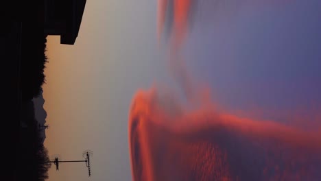 Schwenken-Des-Ungewöhnlichen-Himmels-Mit-Intensiven-Rosa-Orangefarbenen-Wolken