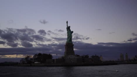 Freiheitsstatue-Und-New-York-Skyline-Blick-Von-Der-Fähre