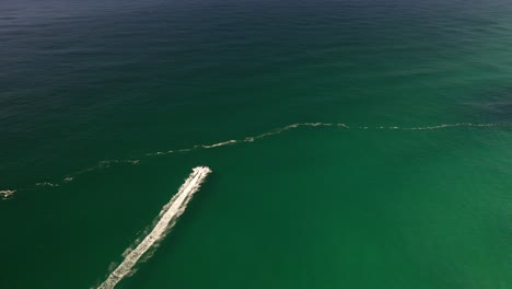 Ein-Jetski-Fährt-Durch-Eine-Atemberaubende-Lage-Am-Meer-Vor-Der-Australischen-Küste