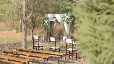 Schöne-Rustikale-Hochzeitszeremonie-Im-Freien-Während-Der-Herbstsaison-Auf-Der-Bean-Town-Ranch-In-Ottawa