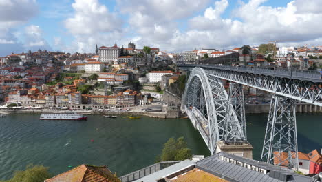 Panoramic-view-of-Dom-Luis-I-Bridge,-city-of-Porto-in-background