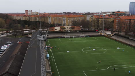 Menschen-Trainieren-Auf-Dem-Fußballplatz-Malmö,-Schweden