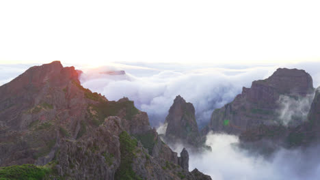 Pintorescas-Montañas-Y-Acantilados-De-Madeira-Sobre-Nubes-Bajas