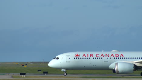 Eine-Air-Canada-Boeing-787-Dreamliner-Rollt-Auf-Dem-Flughafen,-Statisch